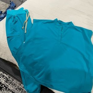 Figs. Medium Rafaela top, medium petite Zamora jogger